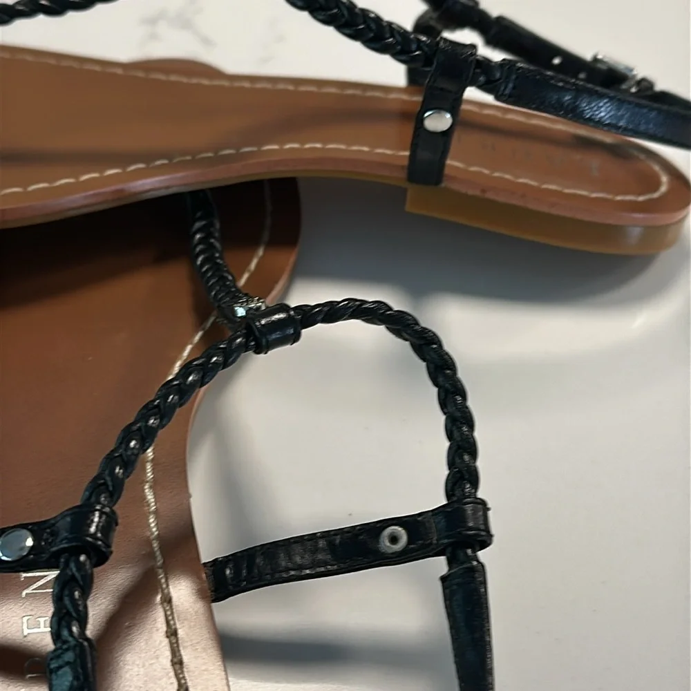 LAUREN Ralph Lauren Thong Leather Flat Sandals. Size 7.5B
